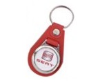 Sleutelhanger van metaal op imitatie leren onderzijde.Drukformaat  25mm. Rood